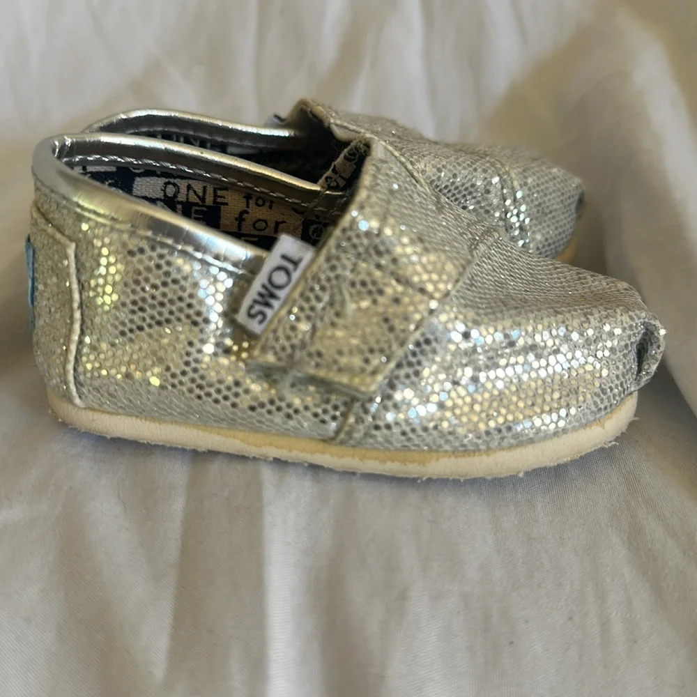 Tom’s‎ Infant size T3 silver shoes
